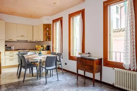 Apartamento Centro Storico Con Garage Incluso, Da Kathy Desenzano del Garda Italia